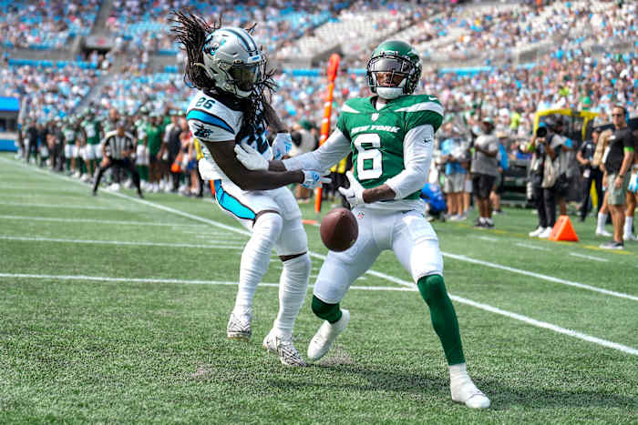 Jets' WR Mecole Hardman (6) in an NFL Preseason game against the Panthers
